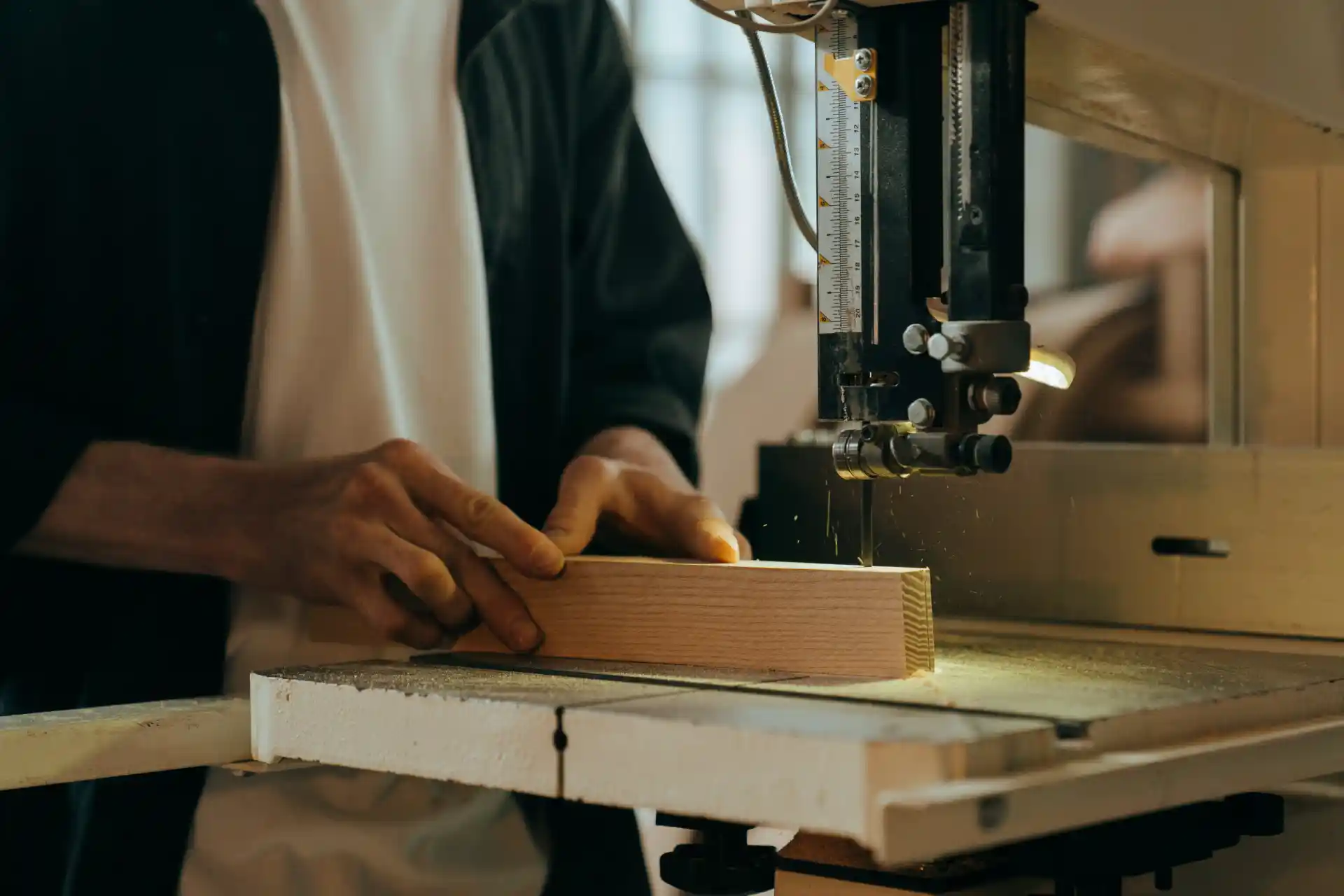 Servicio técnico para maquinaria industrial de madera en taller de carpintería